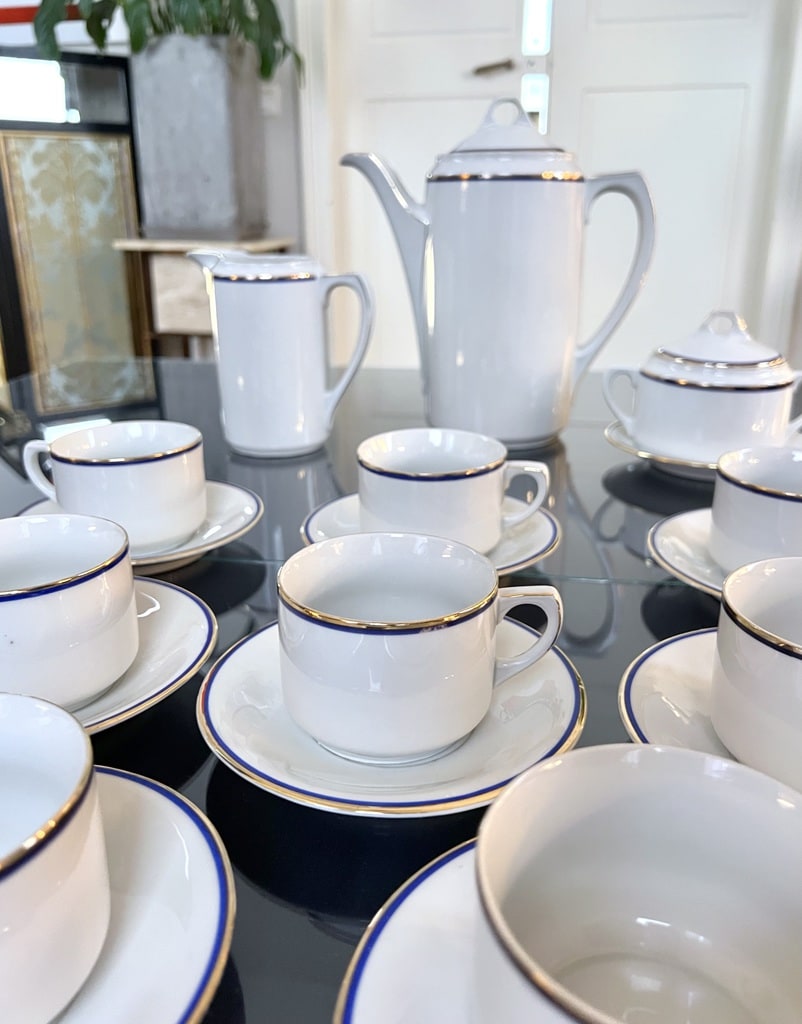 service-a-the-vintage-tasses-chocolat-cafe-porcelaine-blanche-filets-or-fin-et-bleu-cafetiere-sucrier-brocante-vaisselle-ancienne-vintage