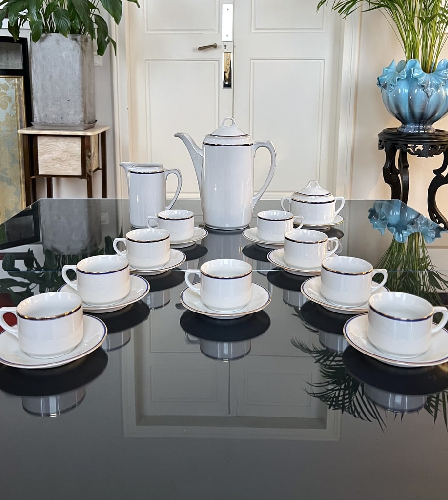 service-cafe-chocholat-the-porcelaine-blanche-filets-or-et-bleu-brocante-antiquaire-art-de-la-table-vintage