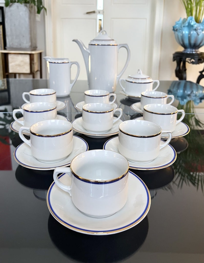 service-cafe-the-chocolat-tasses-verseuse-sucrier-porcelaine-blanche-vaisselle-vintage-brocante-antiquites