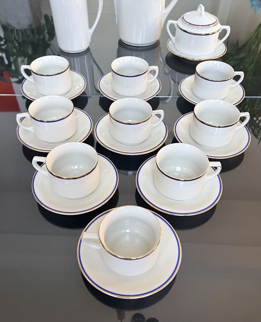 tasses-sous-tasses-ancienne-vintage-porcelaine-blanche-filet-or-bleu-brocante-antiquaire-art-de-la-table
