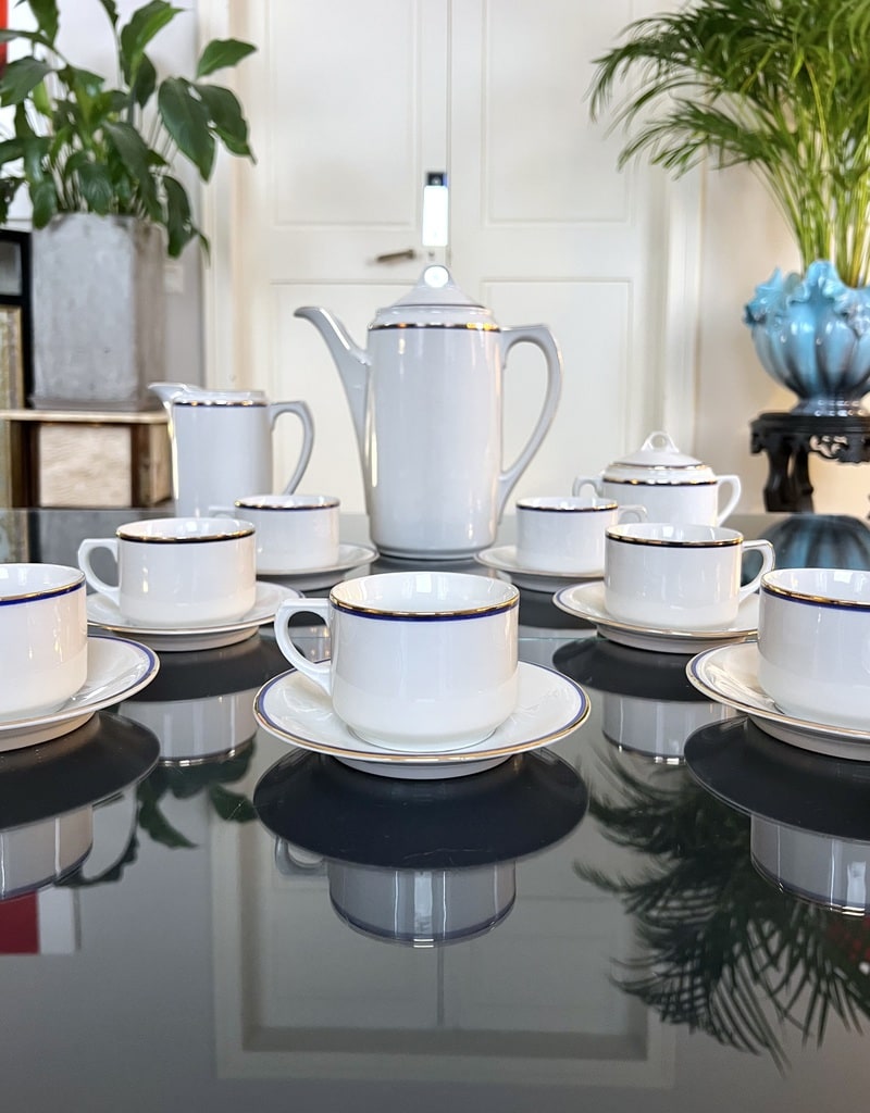tasses-cafetiere-sucrier-cremier-service-porcelaine-blanche-filet-or-bleu-vaisselle-vintage-antiquites-brocante-en-ligne