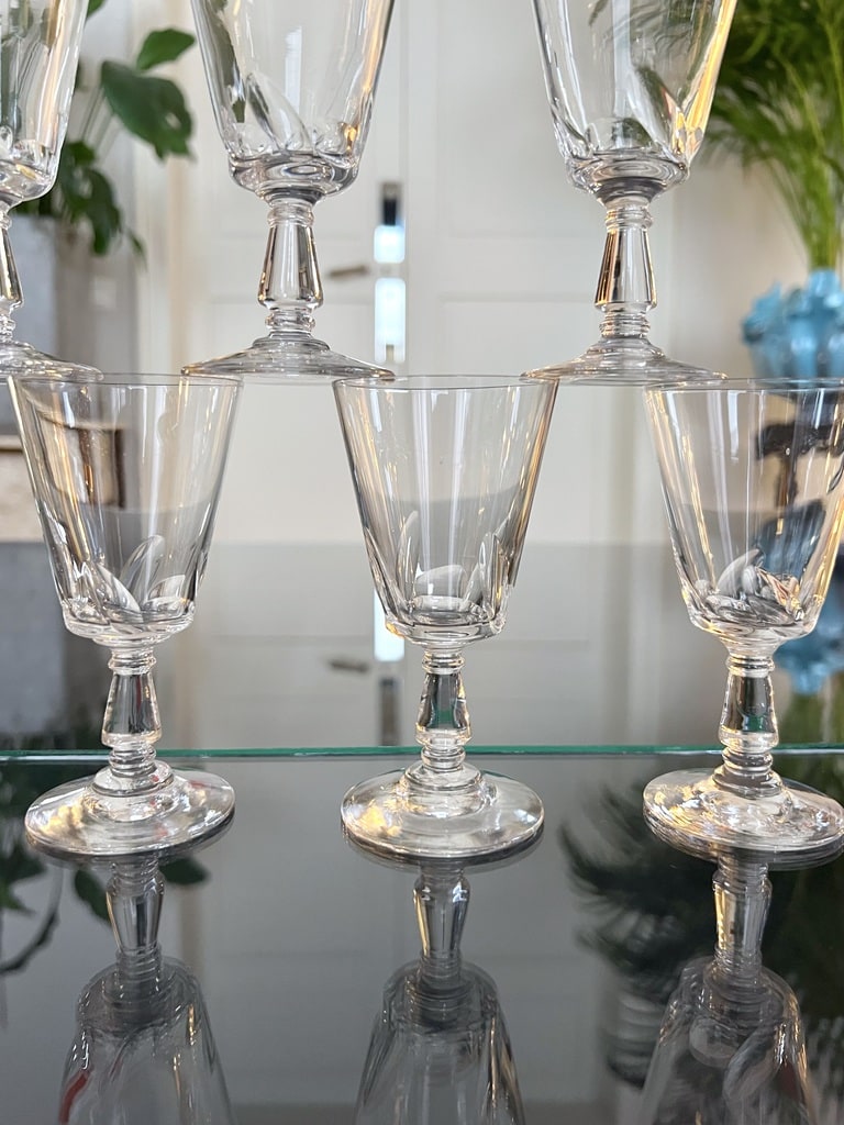 verres-a-pied-en-cristal-vin-blanc-antiquites-brocante-art-de-la-table-vaisselle-style-classique