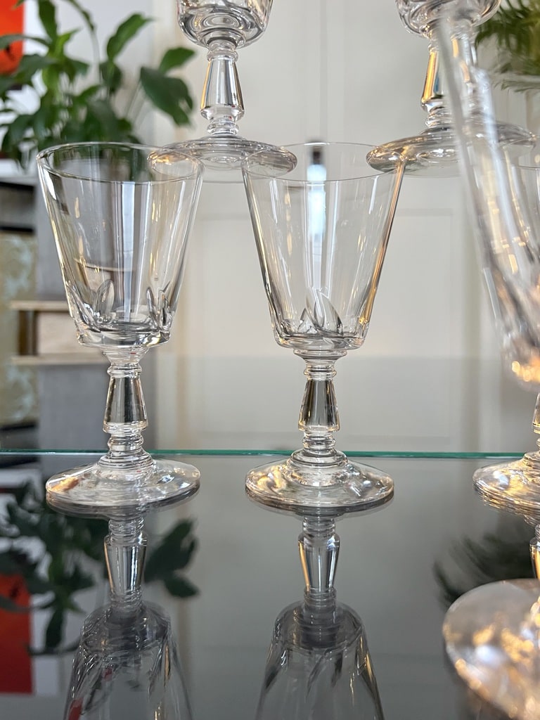 verres-vin-blanc-cristal-ancien-service-de-table-19e-siecle-vaisselle-style-classique-antiquaire-brocante
