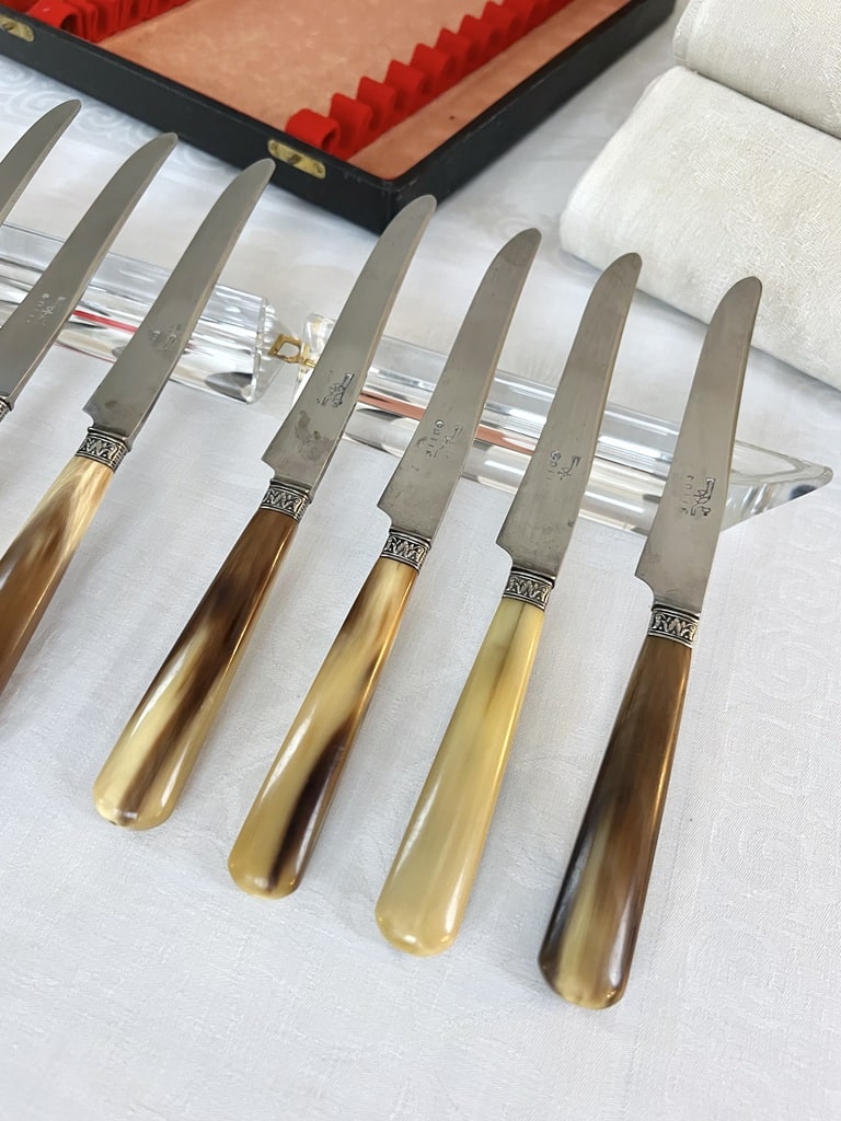 couteaux-entremets-manche-corne-bovine-virole-metal-argente-couverts-anciens-vaisselle-brocante-antiquites