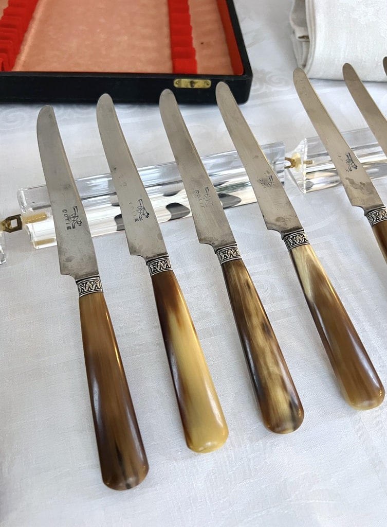 service-de-couteaux-entremets-anciens-manche-corne-virole-metal-argente-lame-acier-brocante-antiquaire-art-de-la-table