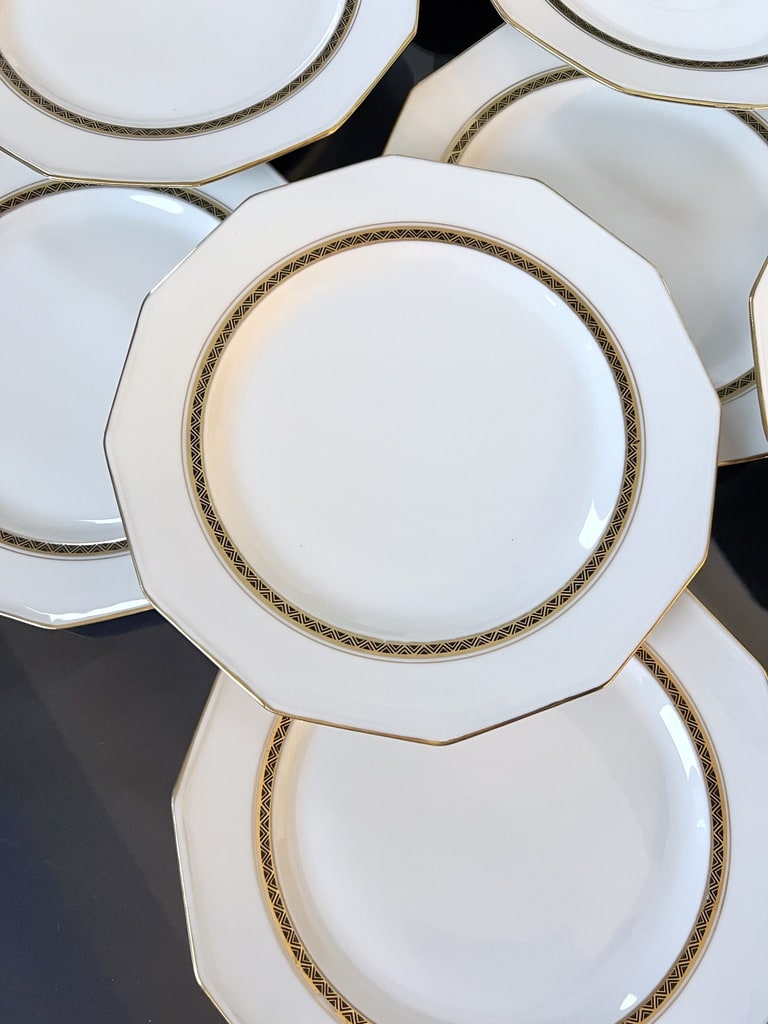 assiettes-plates-service-de-table-art-deco-1930-style-moderne-vaisselle-blanche-ancienne-antiquaire-brocante-vintage