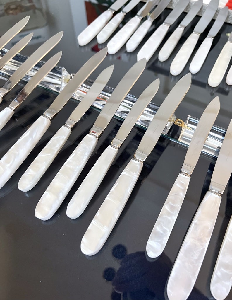 service-couteaux-vintage-24-pieces-couverts-anciens-manche-effet-nacre-lame-inox-brocante-antiquites