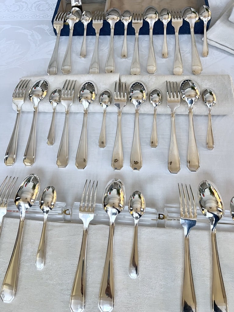 couverts-de-table-menagere-art-deco-en-metal-argente-cuilleres-fourchettes-ecrin-coffret-brocante-antiquites