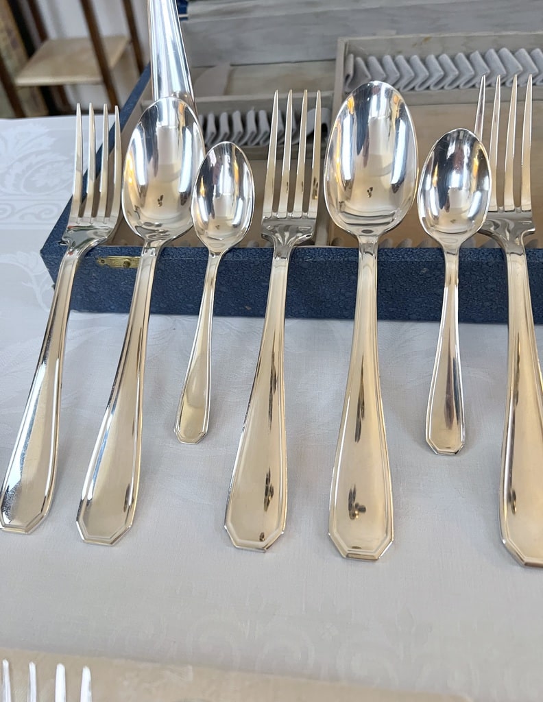 couverts-anciens-metal-argente-coffret-menagere-argenterie-ancienne-art-de-la-table-antiquaire-brocante