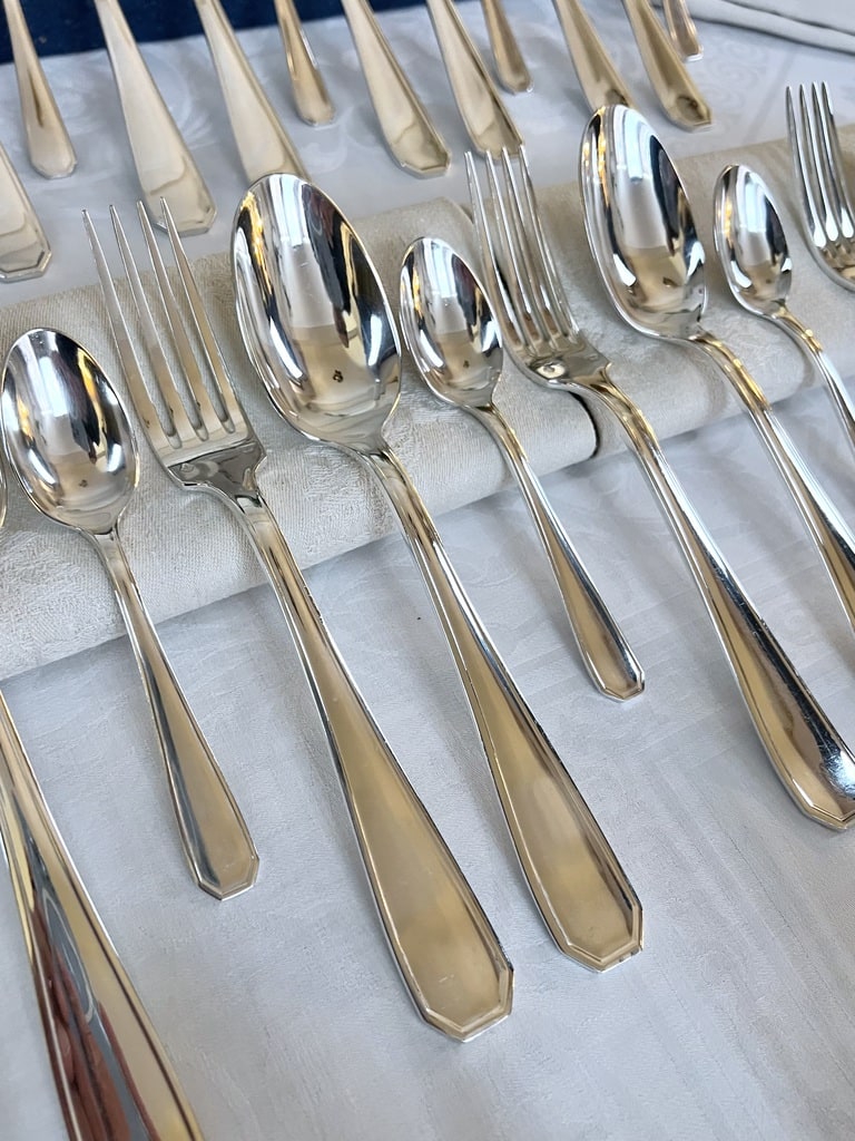 fourchettes-cuilleres-metal-argente-service-ancien-style-art-deco-vaisselle-moderne-argenterie-antiquaire-art-de-la-table