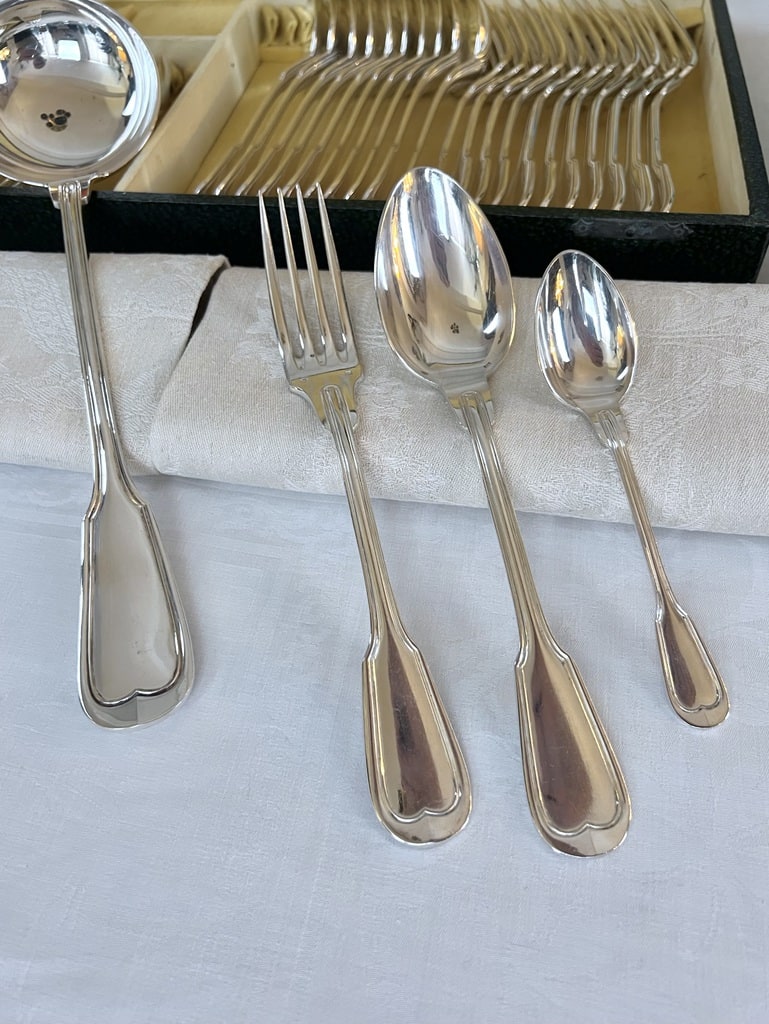 menagere-art-deco-metal-argente-20e-siecle-vaisselle-vintage-coffret-37-pieces-art-de-la-table-antiquaire-brocante-en-ligne