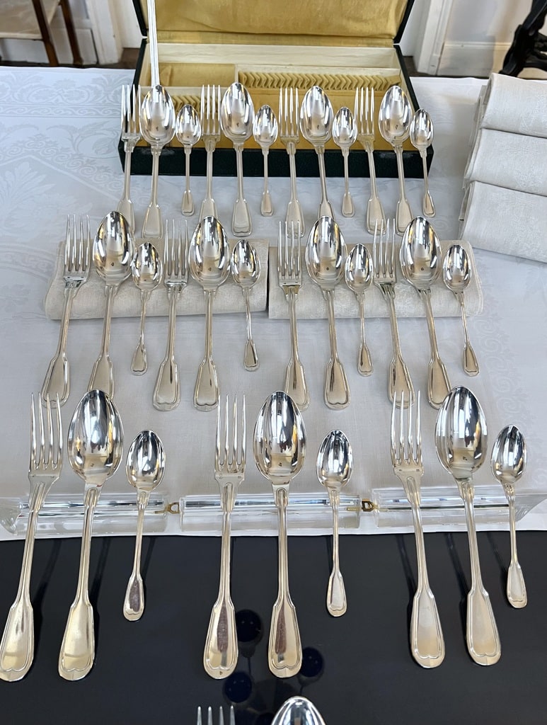 menagere-ancienne-metal-argente-epoque-art-deco-coffret-complet-vaisselle-vintage-couverts-antiquaire-brocante