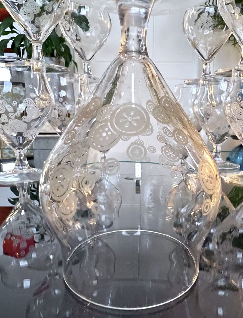 verres-anciens-en-cristal-decor-grave-acide-art-de-la-table-20e-siecle-vaisselle-vintage-brocante-antiquites