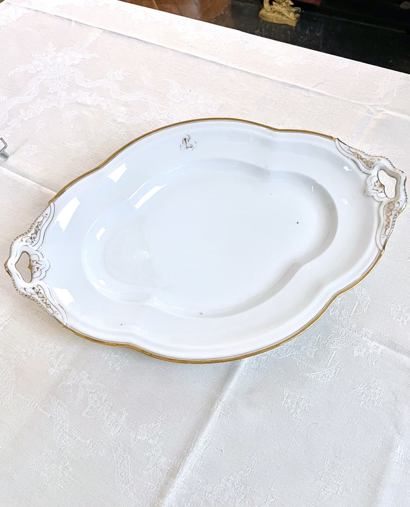 plat-de-service-jean-pouyat-porcelaine-blanche-limoges-service-19e-siecle-or-fin-monogrammes-antiquaire