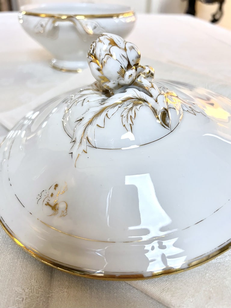 couvercle-soupiere-porcelaine-limoges-jean-pouyat-modele-fretel-artichaut-monogrammes-or-fin-antiquaire-service-de-table
