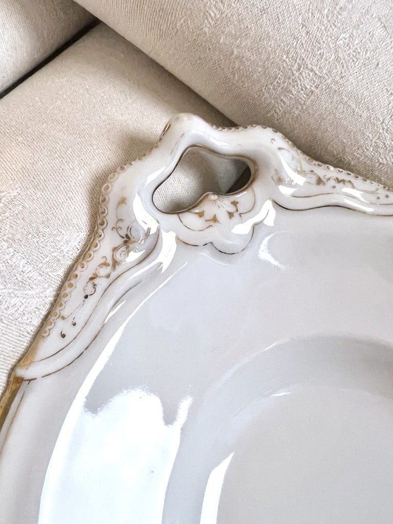 plat-de-service-ancien-porcelaine-limoges-jean-pouyat-brocante-antiquaire-vaisselle-ancienne-monogrammes-classiques