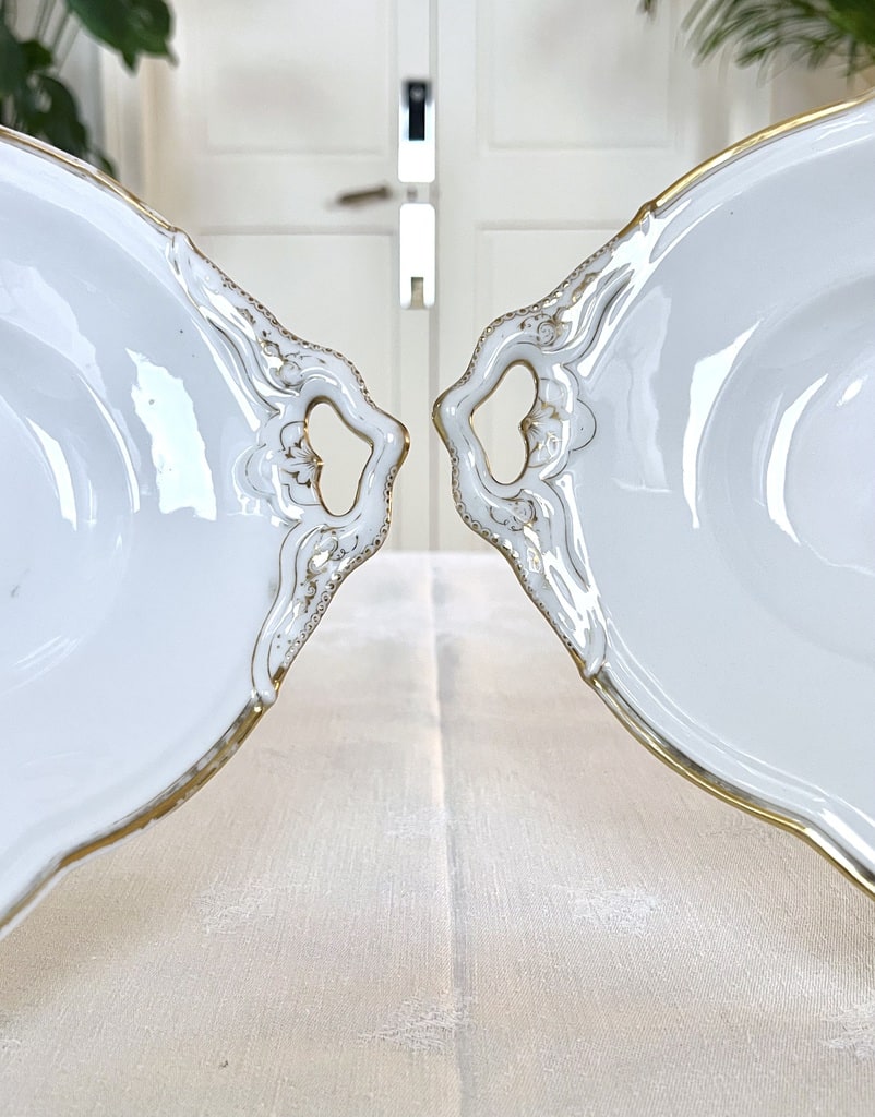 plats-de-service-anciens-porcelaine-blanche-jean-pouyat-monogrammes-or-fin-art-de-la-table-brocante-antiquites