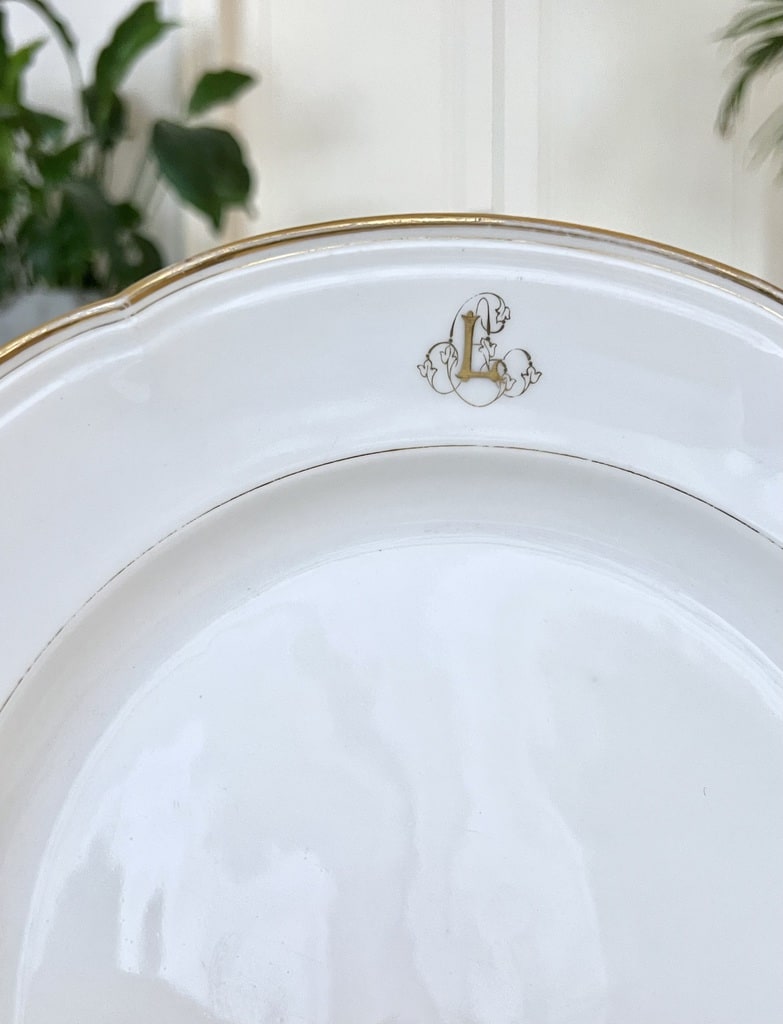 plat-de-service-porcelaine-ancienne-monogrammes-sytle-classique-vaisselle-service-de-table-antiquites-brocante