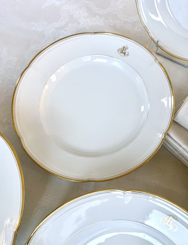 plat-de-service-rond-creux-legumier-ouverts-porcelaine-limoges-jean-pouyat-monogrammes-or-fin-antiquaire-brocante
