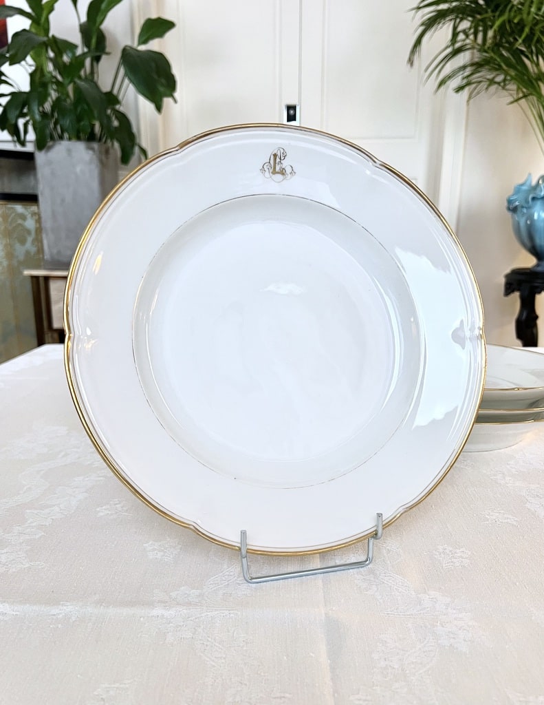 plat-de-service-rond-creux-legumier-porcelaine-limoges-jean-pouyat-blanc-or-fin-monogrammes-vaisselle-classique-brocante-antiquaire