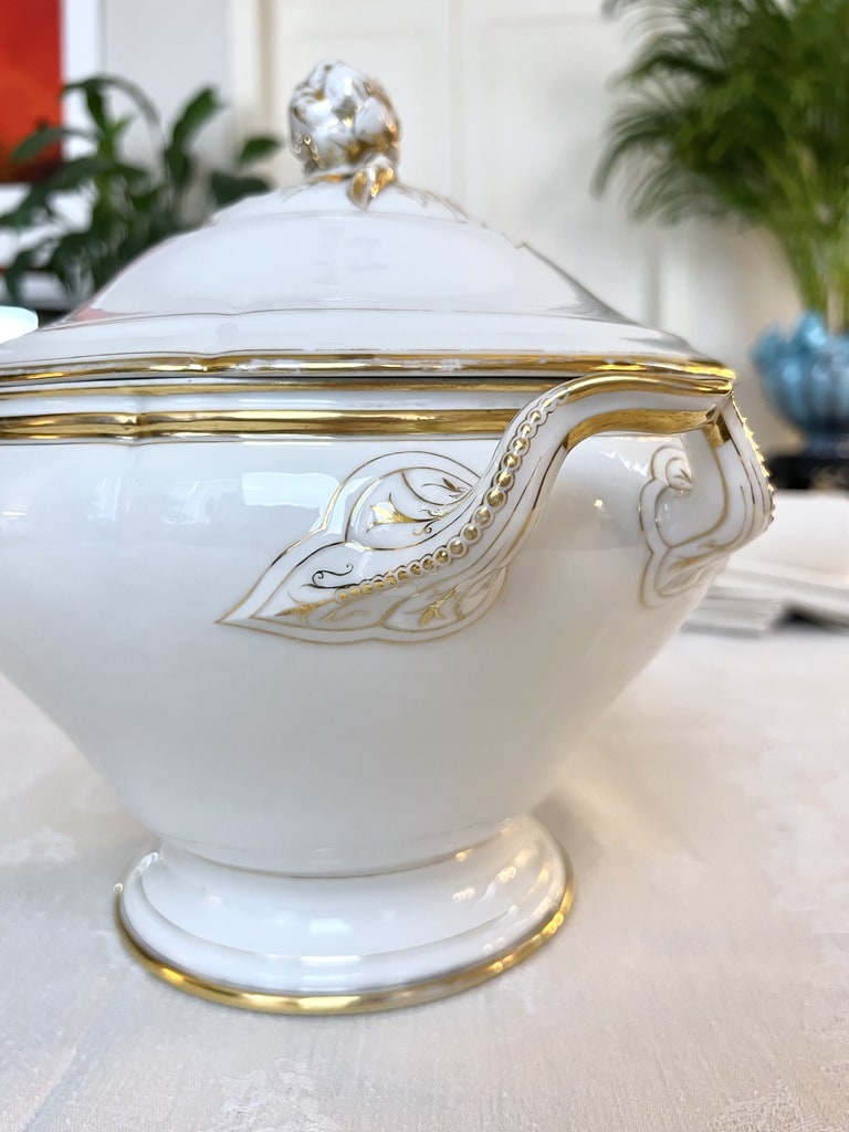 soupiere-porcelaine-blanche-monogrammes-or-fin-manufacture-jean-pouyat-limoges-france-vaisselle-brocante-antiquaire