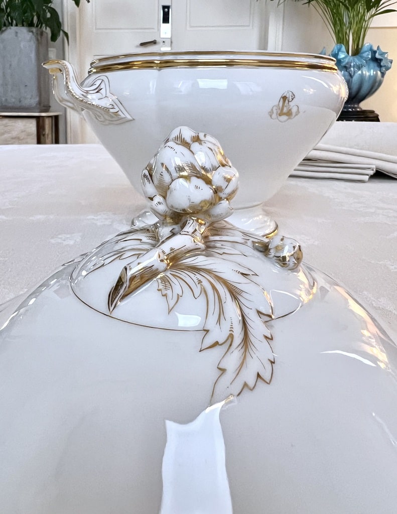 soupiere-ancienne-porcelaine-blanche-fretel-artichaut-jean-pouyat-vaisselle-francaise-classique-brocante-antiquaire