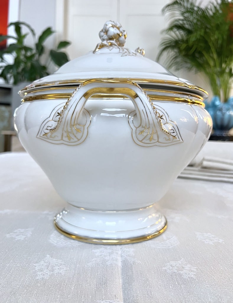 soupiere-porcelaine-blanche-vieux-paris-manufacture-jean-pouyat-19e-siecle-monogrammes-or-fin-antiquaire-art-de-la-table-brocante