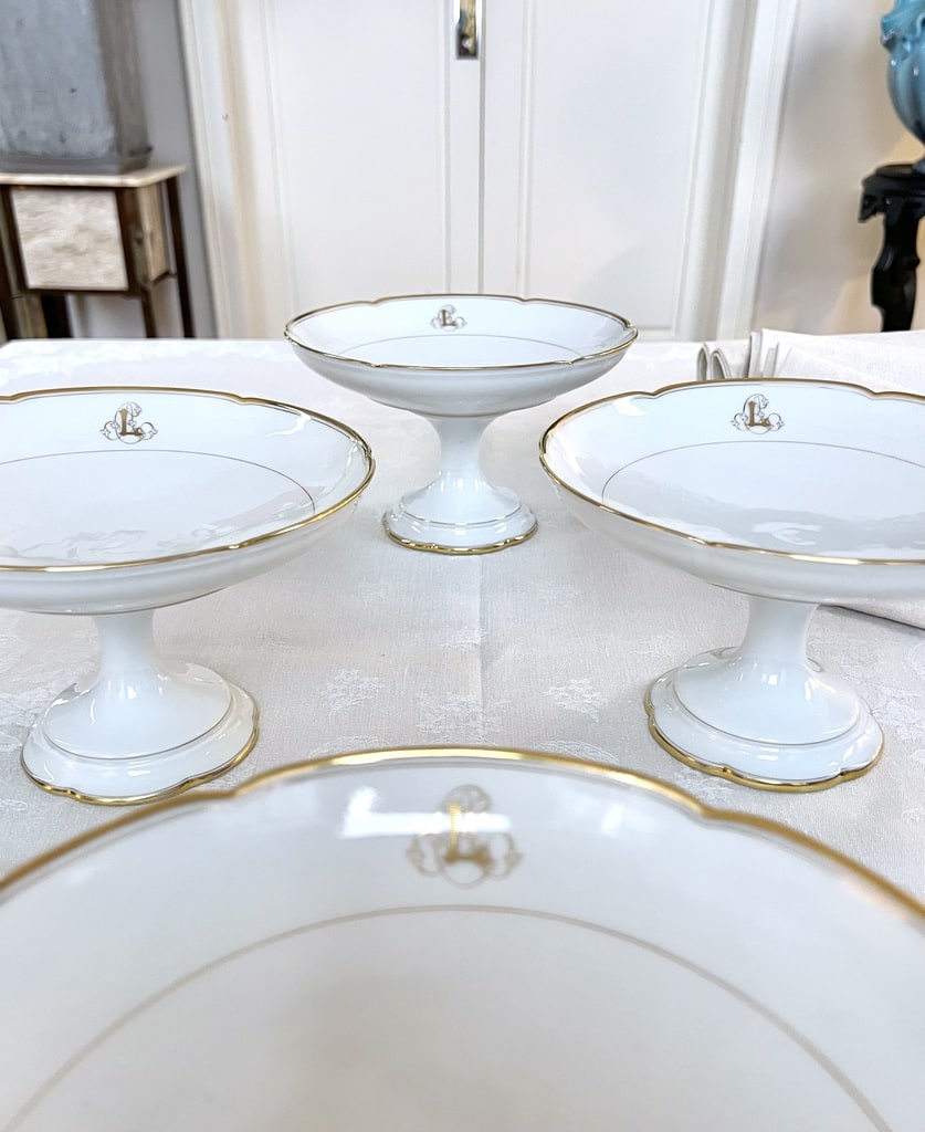 coupes-de-service-porcelaine-blanche-limoges-jean-pouyat-monogrammes-or-fin-vaisselle-francaise-classique-brocante-antiquaire