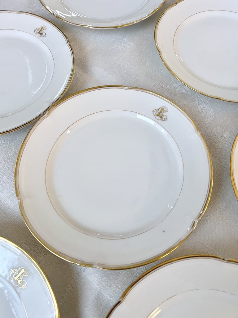 assiettes-a-dessert-ancienne-porcelaine-blanche-vieux-paris-decor-filets-or-fin-monogrammes-initiales-chiffres-brocante-antiquiare-vaisselle-classique-blanche