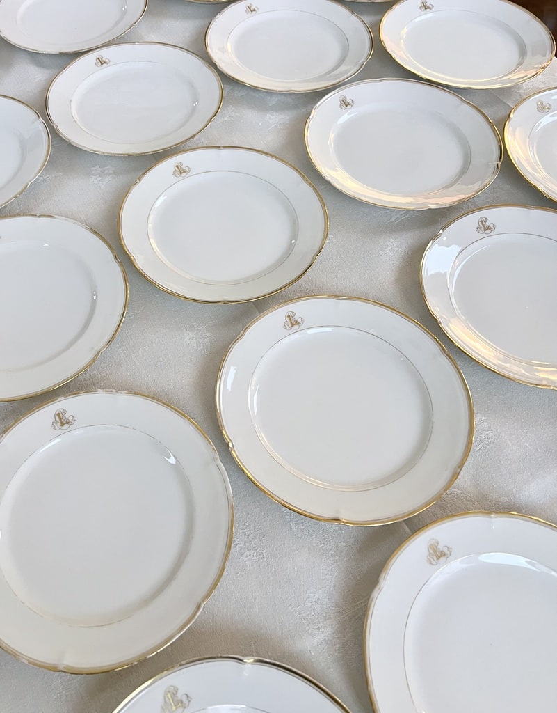 porcelaine-de-table-ancienne-assiettes-a-dessert-blanche-et-dore-initiales-monogrammes-brocante-antiquaire-limoges-jean-pouyat