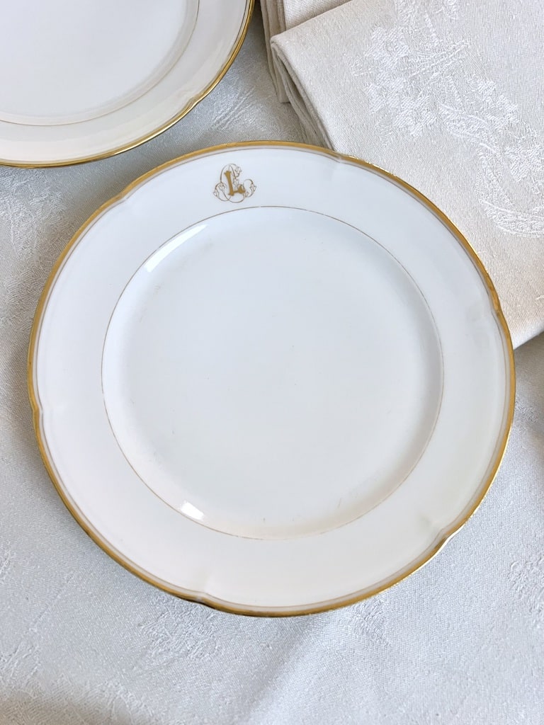 assiettes-a-dessert-porcelaine-de-limoges-jean-pouyat,-brocante-antiquaire-vaisselle-classique-vieux-paris