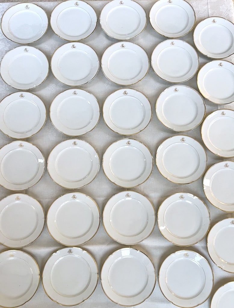 service-assiettes-a-dessert-19e-siecle-style-vieux-paris-manufacture-jean-pouyat-limoges-vaisselle-blanche-classique-antiquites-brocante