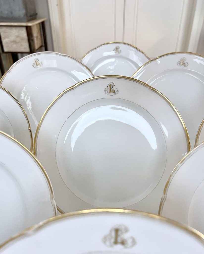 service-assiettes-a-dessert-porcelaine-blanche-decor-filets-or-fin-initiales-monogrammes-brocante-antiquaire-vaisselle-blanche-classique