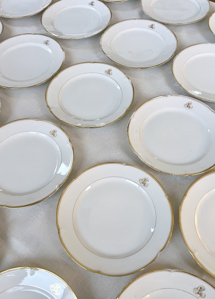 service-de-table-ancien-19e-siecle-porcelaine-blanche-et-or-filets-dore-monogrames-jean-pouyat-limoges-brcoante-antiquaire