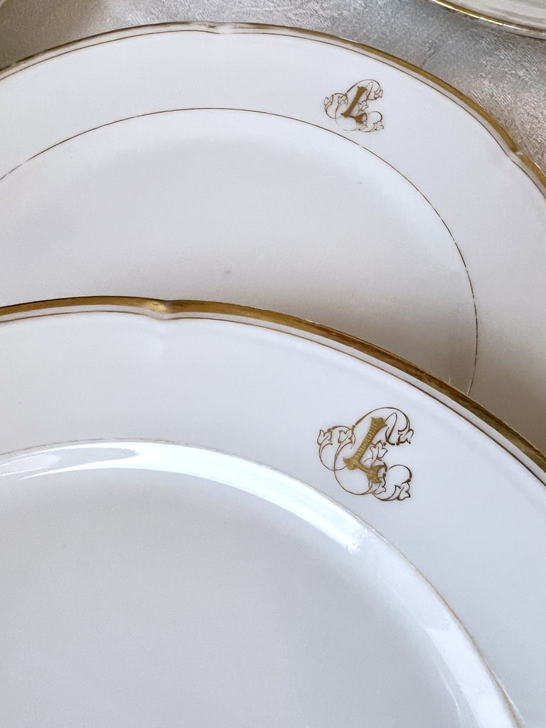 assiettes-a-dessert-porcelaine-ancienne-limoges-manufacture-jean-pouyat-service-de-table-classique-brocante-antiquaire-vaisselle-blanche