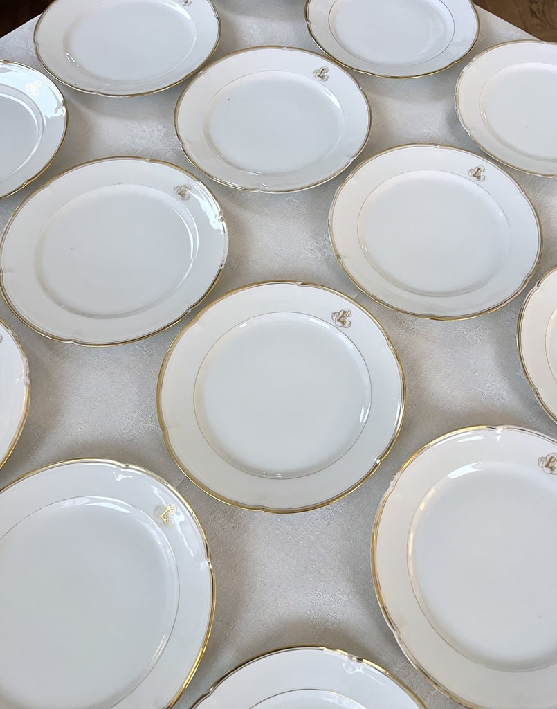 service-de-table-en-porcelaine-blanche-et-dore-or-fin-initiales-monogrammes-limoges-manufacture-jean-pouyat-vaisselle-style-cieux-paris-brocante-antiquites