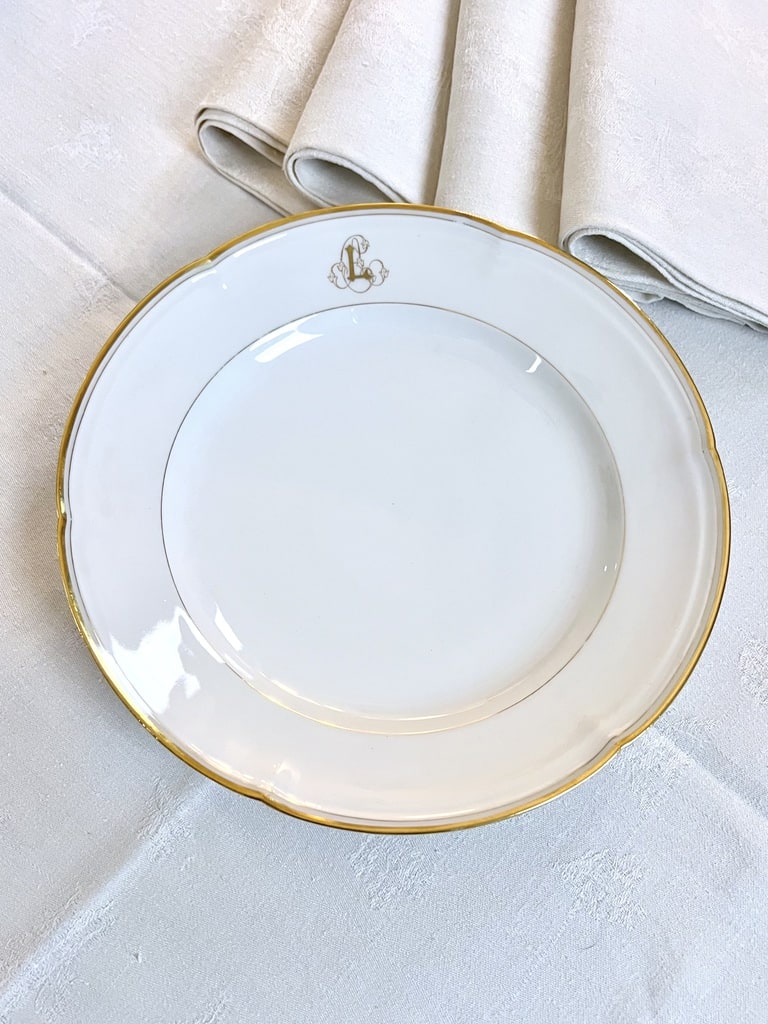 plats-de-service-rond-creux-porcelaine-limoges-monogrammes-or-fin-service-de-table-19e-siecle-brocante-antiquites