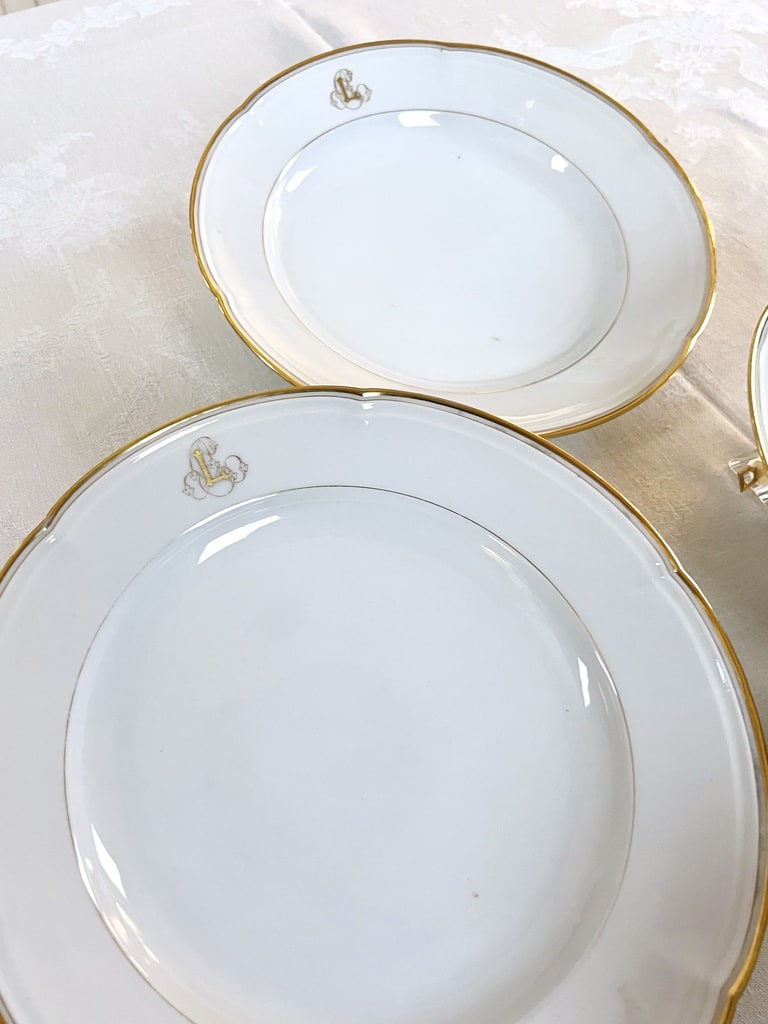 plats-de-service-porcelaine-blanche-decor-or-fin-jean-pouyat-monogrammes-vaisselle-ancienne-brocante-antiquites
