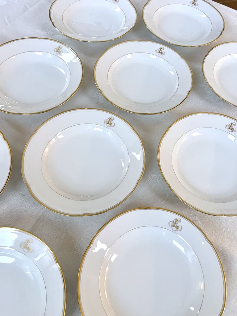 assiettes-creuses-porcelaine-de-limoges-blanc-et-or-monogrammes-service-de-table-ancien-style-classique-brocante-antiquaire