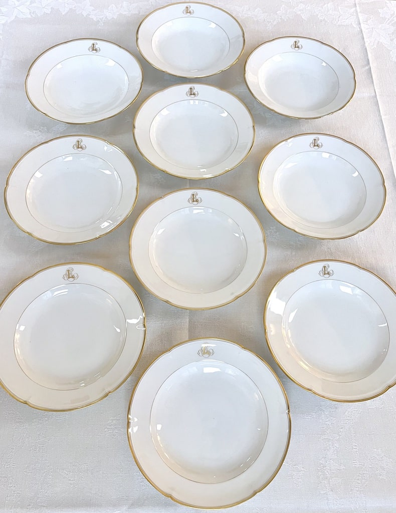 service-assiettes-anciennes-porcelaine-limoges-jean-pouyat-blanc-et-or-filets-monogrammes-brocante-antiquites