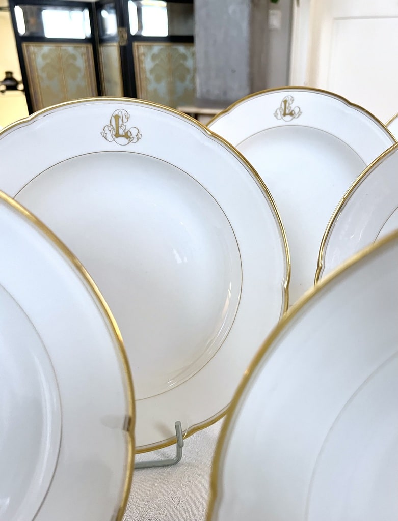 assiettes-a-potage-porcelaine-blanche-et-or-fin-monogrammes-chiffres-jean-pouyat-limoges-19e-siecle-antiquaire-brocante