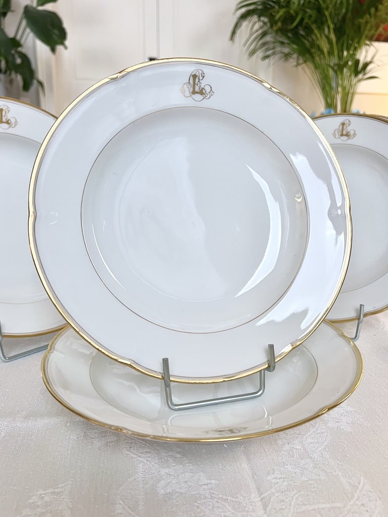 service-assiettes-anciennes-porcelaine-blanche-filets-or-fin-initiales-manufacture-jean-pouyat-brocante-antiquaire