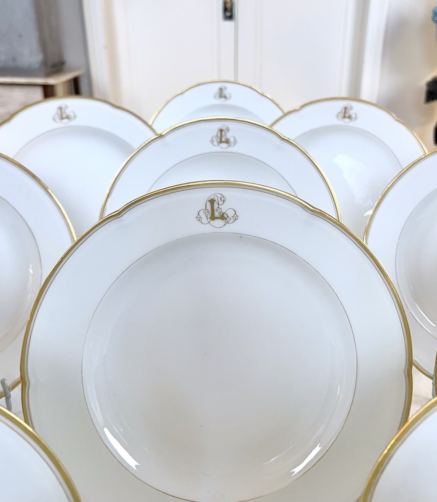 jeu-d-assiettes-creuses-potage-porcelaine-blanche-limoges-manufacture-jean-pouyat-style-vieux-paris-service-de-table-francais-antiquaire-brocante