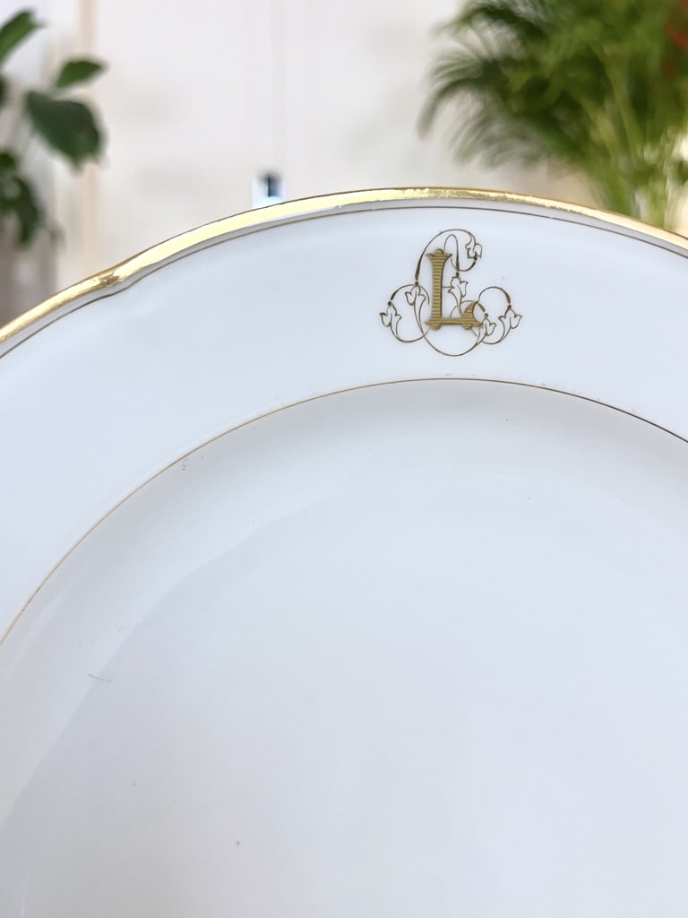 vaisselle-ancienne-monogrammes-dore-or-fin-porcelaine-francaise-limoges-vaisselle-style-classique-borcante-antiquaire