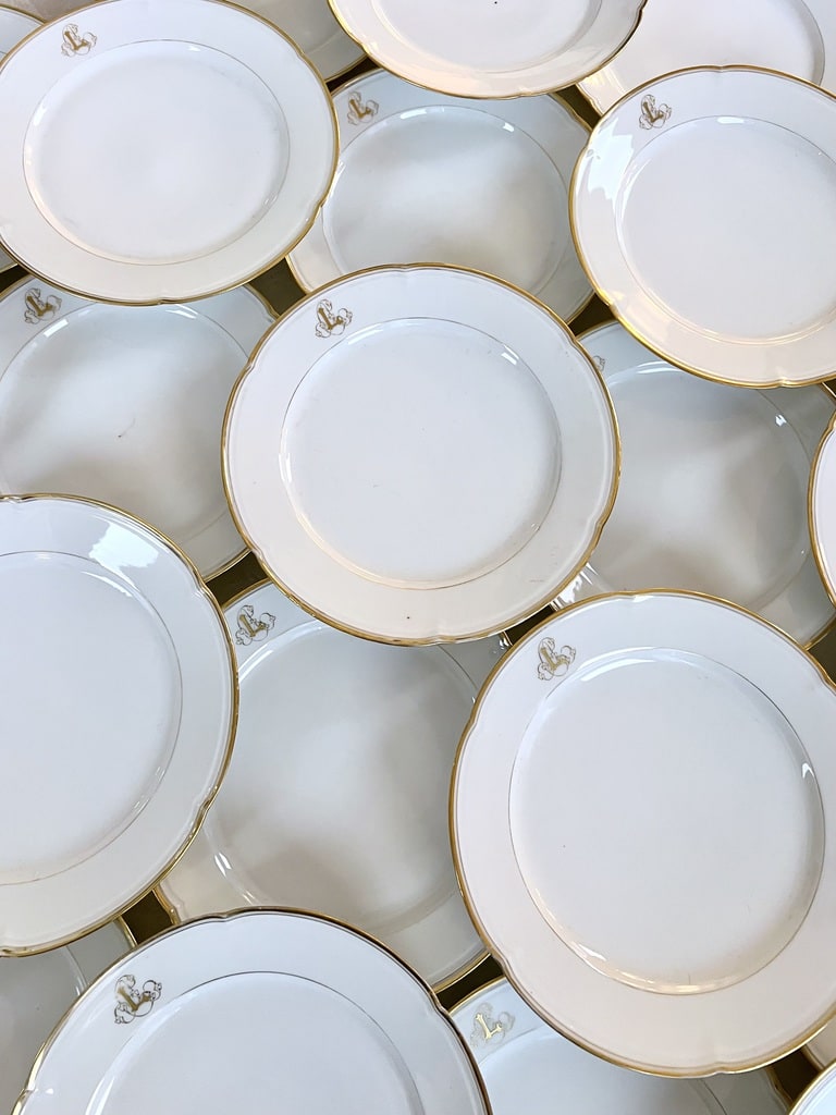 assiettes-plates-service-de-table-ancien-porcelaine-blanche-monogrammes-initiales-or-fin-jean-pouyat-limoges-brocante-art-de-la-table-vintage