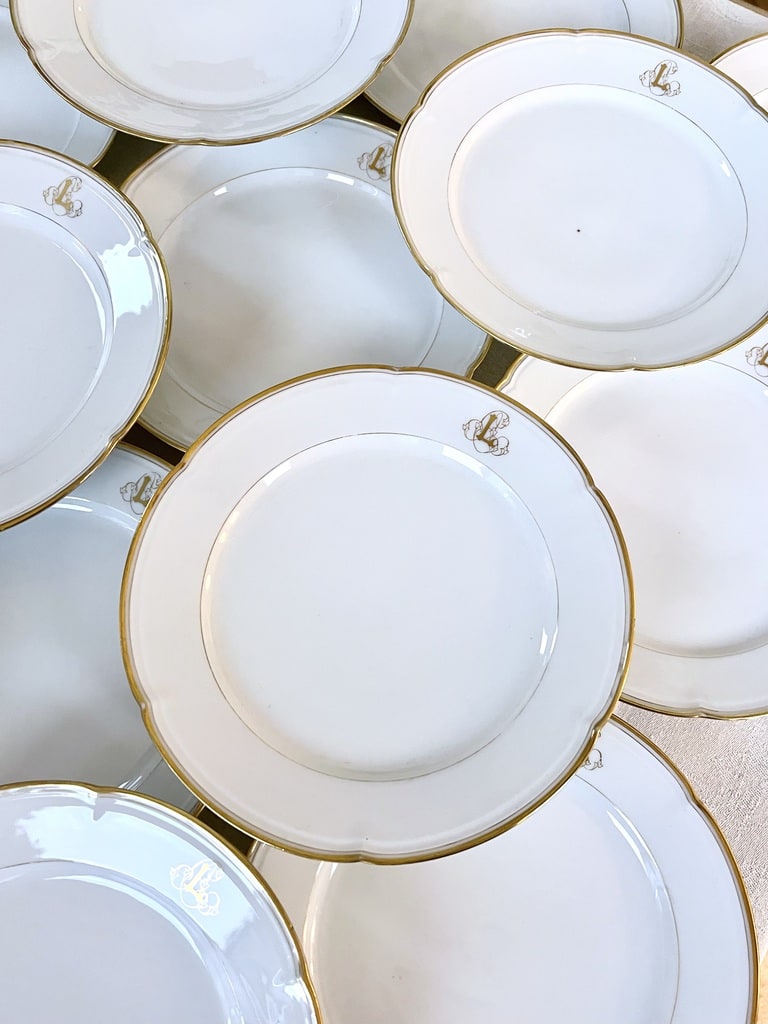 serivce-assiettes-plates-porcelaine-limoges-style-vieux-paris-monogrammes-filets-or-fin-jean-pouyat-antiquites-brocante