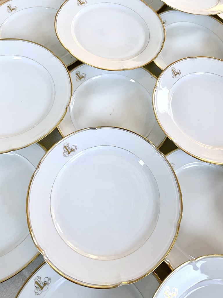 service-assiettes-plates-porcelaine-blanche-et-dore-monogrammes-initiales-manufacture-jean-pouyat-19e-siecle-france-antiquaire-brocante
