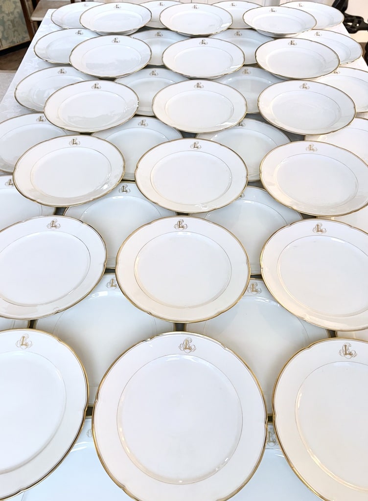 service-de-table-ancien-19e-siecle-porcelaine-limoges-blanche-initiales-decor-or-fin-manufacture-jean-pouyat-antiquaire-brocante