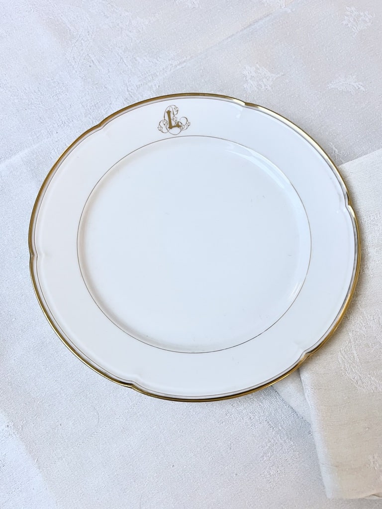 service-de-table-assiettes-plates-porcelaine-blanche-monogrammes-decor-filets-or-fin-jean-pouyat-brocante-antiquaire