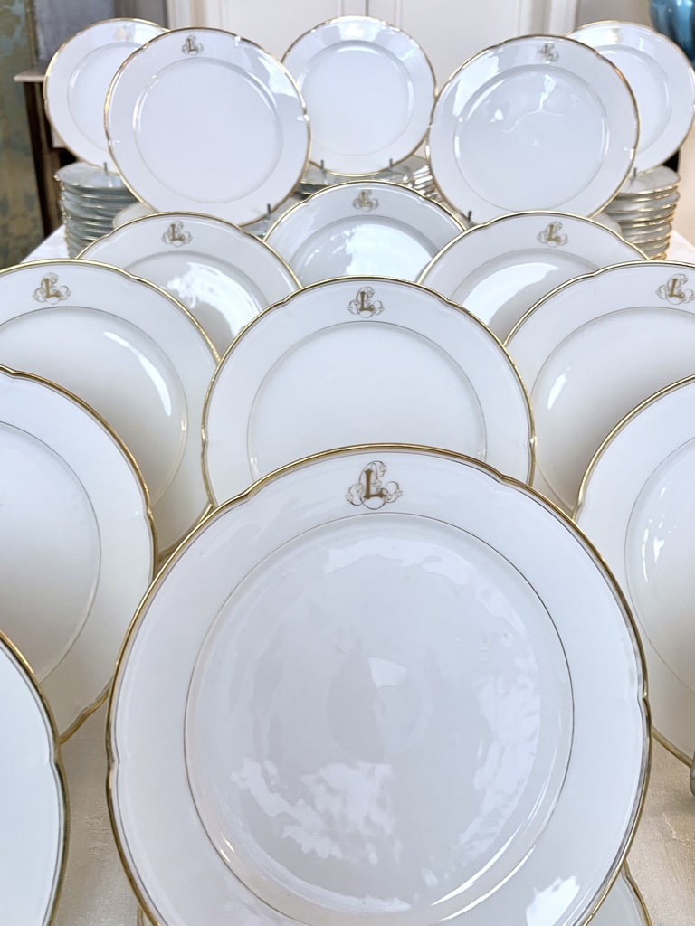 service-d-assiettes-plates-anciennes-porcelaine-blanche-jean-pouyat-limoges-brocante-antiquaire